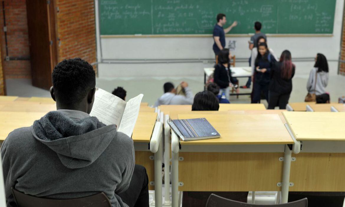 MEC abre 6.000 vagas no ensino superior para estudantes estrangeiros