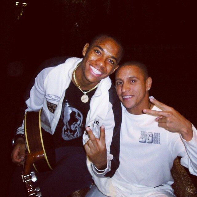 Um dos primeiros a se lembrar da data foi um de seus melhores amigos. Robinho publicou uma foto antiga onde aparece segurando um banjo, instrumento de pagode, acompanhado do ex-lateral