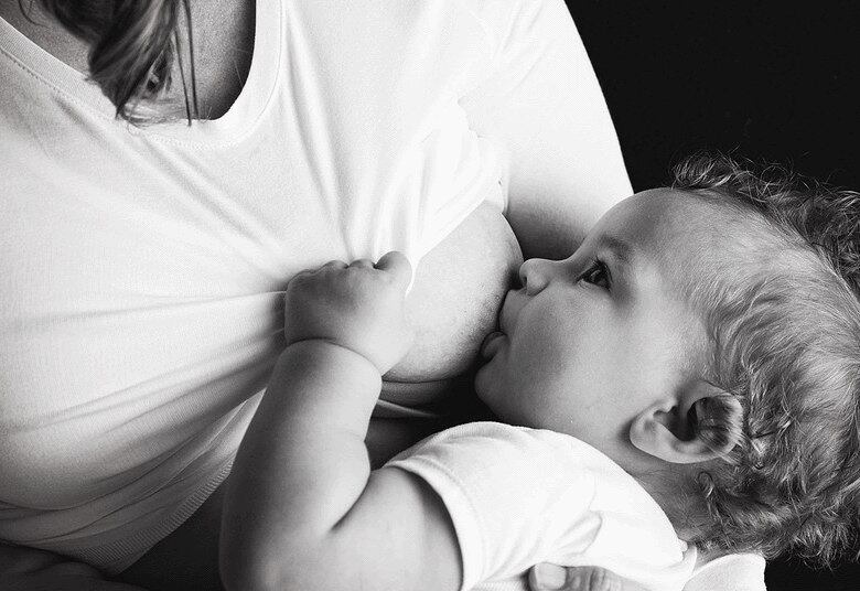 Estresse e ansiedade interferem na produção de leite (VERDADE)
O ideal é que a mãe esteja sempre em um ambiente tranquilo para amamentar o seu bebê e que sofra a menor quantidade possível de influências que possam interferir em seu humor. De acordo com a médica Daniela Peyneau, isso se deve porque, quando nervosa, a mãe pode aumentar os níveis de adrenalina no organismo, o que afeta diretamente a prolactina (hormônio responsável pela produção do leite).