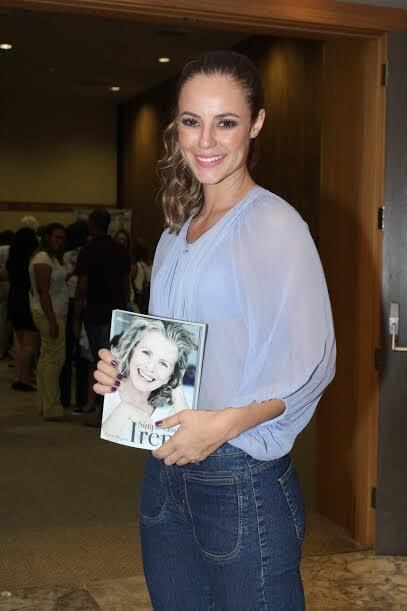 Paolla Oliveira, que contracena com Irene em Além do Tempo, não deixou de comprar o livro que conta a história da atriz