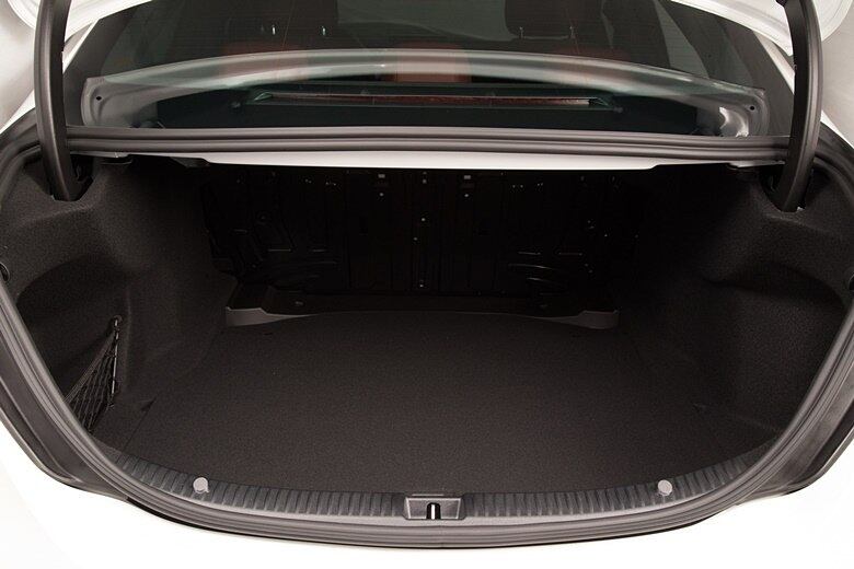 Um dos pontos altos do modelo é o porta-malas generoso, com até 480 litros de capacidade volumétrica