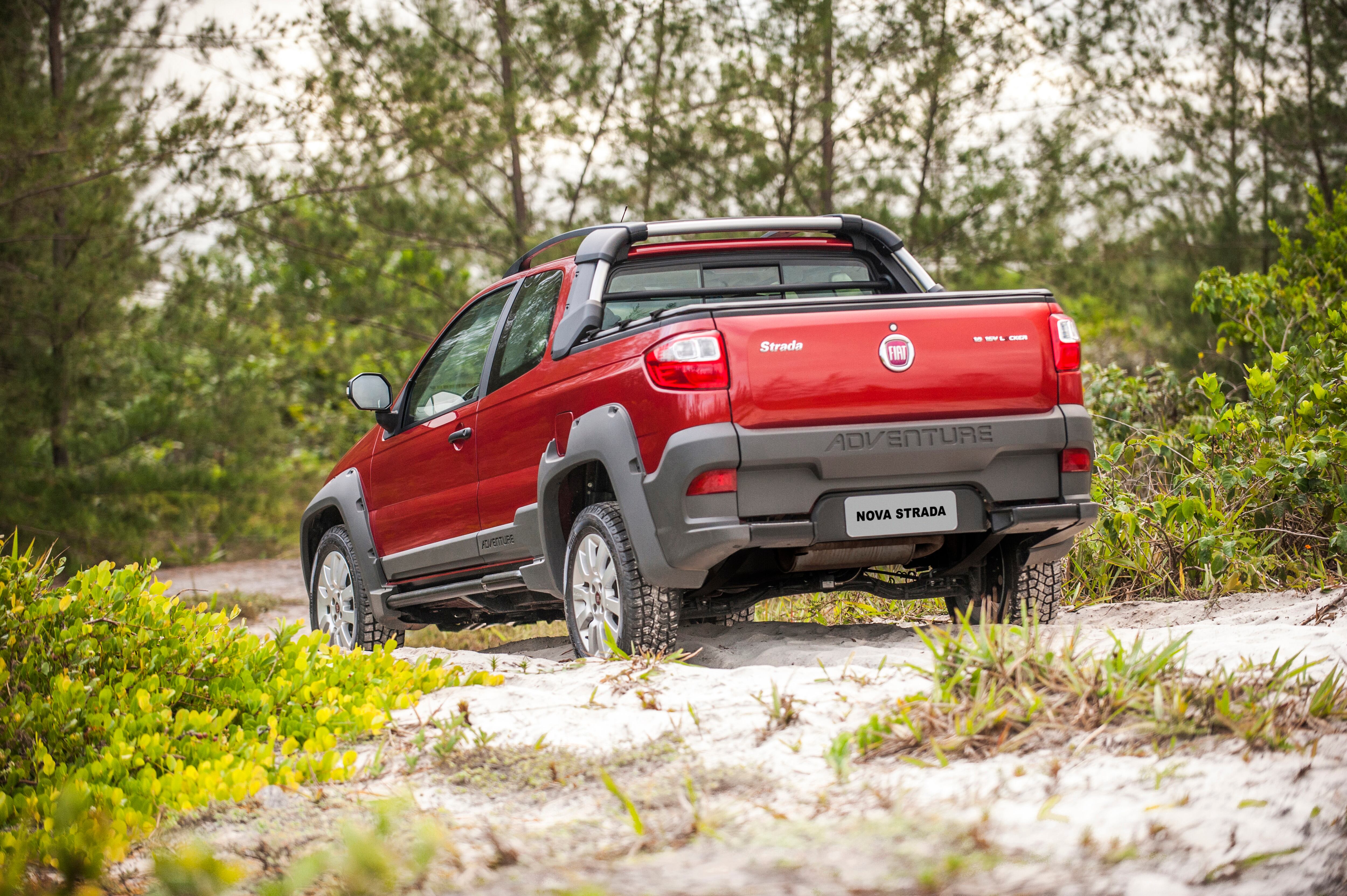 Além disso a Fiat também atualizou a traseira da Strada, que havia passado apenas por mudanças discretas desde seu lançamento. Com uma caçamba mais alta (são 8 cm extras), a parte posterior agora usa lanternas menores e que não invadem a tampa traseira