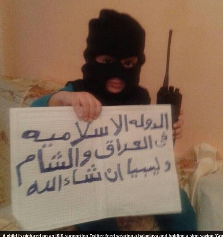 O Isis busca criar um Estado Islâmico na fronteira sírio-iraquiana que segue os preceitos medievais muçulmanos sunitas. O grupo tem tido apoio de muitas milícias armadas de origem sunita.

As crianças são convocadas e orientadas por adultos que entregam armas automáticas para que elas combatam o "inimigo". 

Na foto, uma criança aparece com dizeres que exaltam Alá 