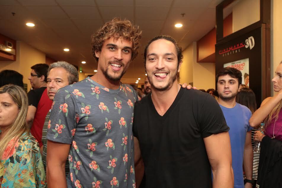 Felipe Roque não posou para fotos com Aline Riscado, mas aparece com o colega de elenco Allan Souza Lima