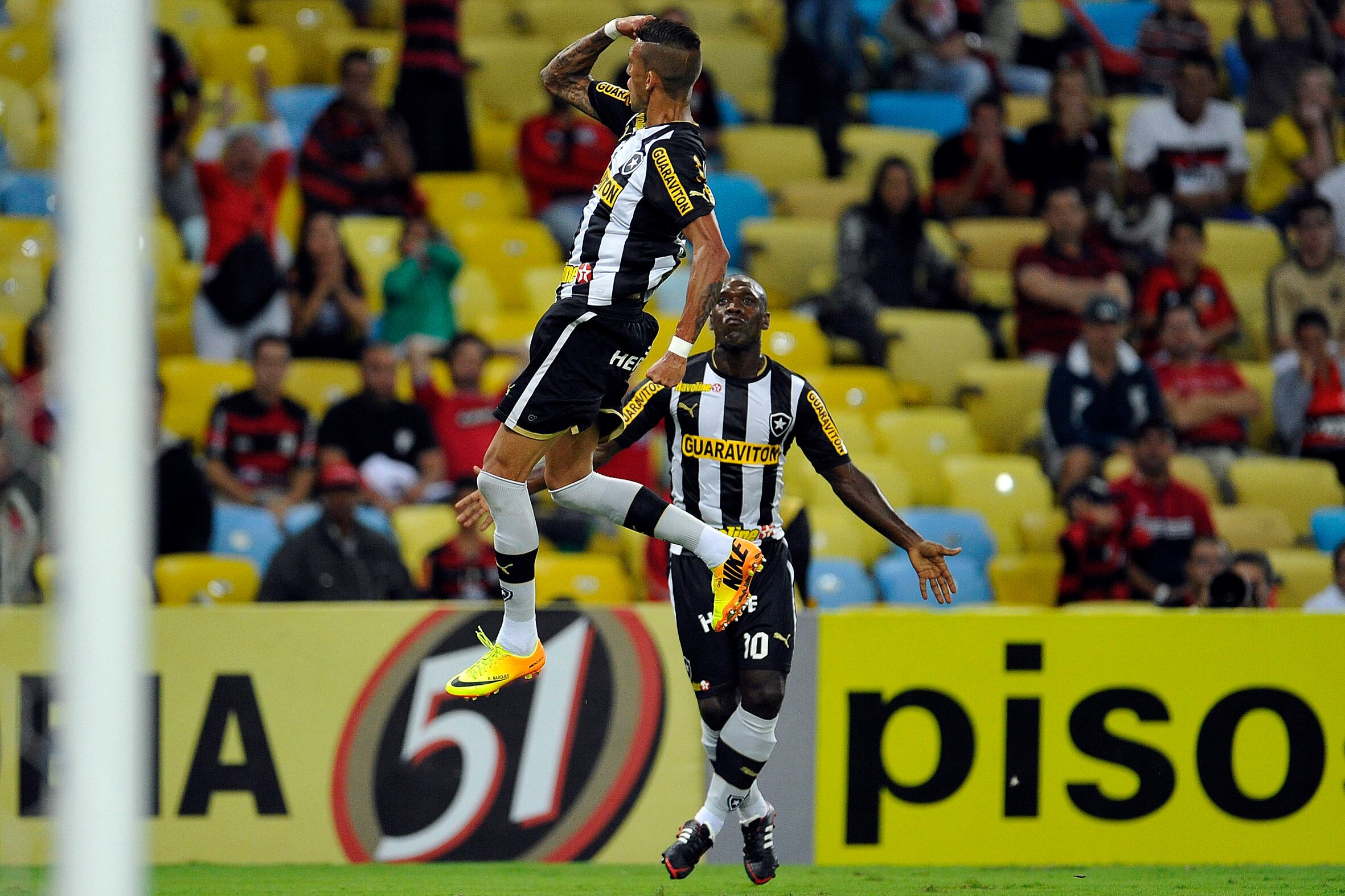 Após cobrança de falta de Seedorf, Rafael Marques pegou de primeira e marcou um belo gol para o Botafogo contra o Flamengo