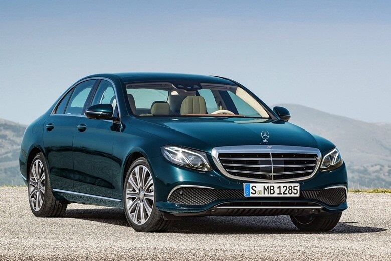 Mercedes-Benz Classe E — Revelada no Salão de Detroit (EUA), em janeiro deste ano, a nova geração do sedã médio de luxo apostará em conteúdos eletrônicos de ponta. Com condução semiautônoma, é capaz de mudar de faixa sozinho e pode ser manobrado e estacionado pela tela de um smartphone. Deve estrear no Salão de São Paulo

GALERIA | Veja todos os detalhes do novo Mercedes-Benz Classe E