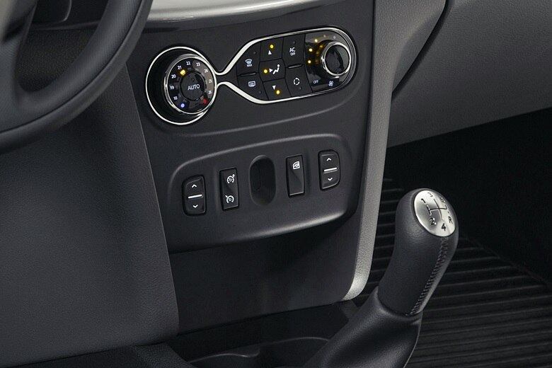 6 — Ar-condicionado automático
Outro equipamento inédito no novo Logan é o ar-condicionado automático, que permite ajustar uma temperatura e deixar que o sistema controle o fluxo de ar de acordo com a temperatura da cabine. Basta acionar o modo automático e o próprio sistema administra a velocidade da ventilação para controlar a temperatura

Saiba tudo sobre carros! Acesse www.r7.com/carros