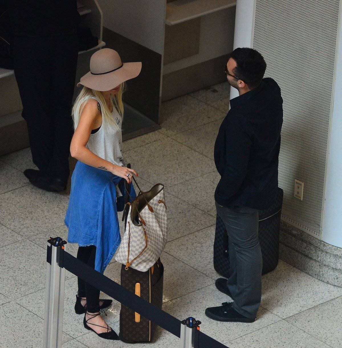 Após confusão, Antonia Fontenelle e Jonathan Costa embarcam no Rio de Janeiro