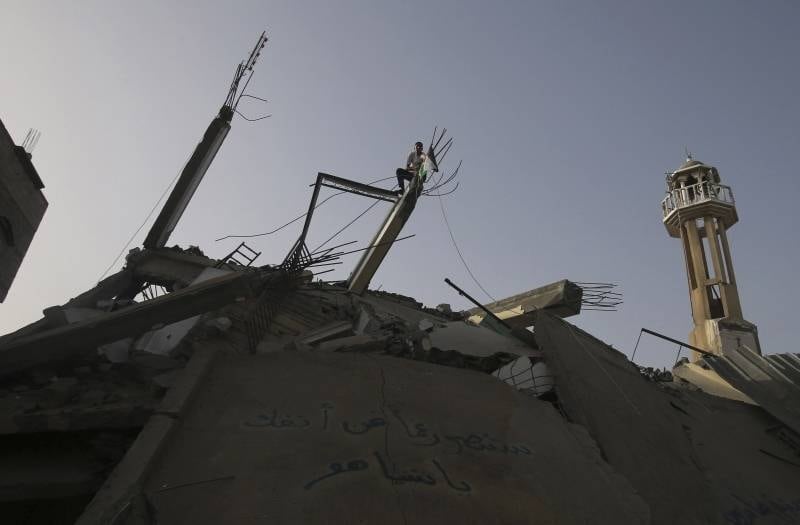 Jovem palestino coloca
bandeira da Palestina em cima dos destroços de uma mesquita destruída durante
bombardeio israelense em Nuseirat, na Faixa de Gaza. O primeiro-ministro de Israel, Benjamin Netanyahu, garantiu na sexta-feira (11) que nenhuma pressão internacional vai impedi-lo de agir contra o Hamas na Faixa de Gaza, além de acusar o grupo fundamentalista pelas mortes ocorridas na região nos últimos dias