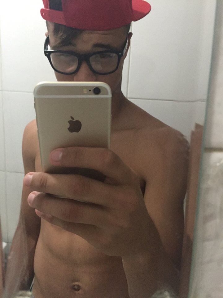 “A Associação Portuguesa de Desportos vem a público lamentar
a morte do atleta Lucas Jesus dos Santos, que defendia atualmente a equipe sub
17. O clube está empenhado neste momento em colaborar com as autoridades
policiais para a investigação e elucidação dos fatos e também prestará todo o
apoio necessário aos seus familiares”