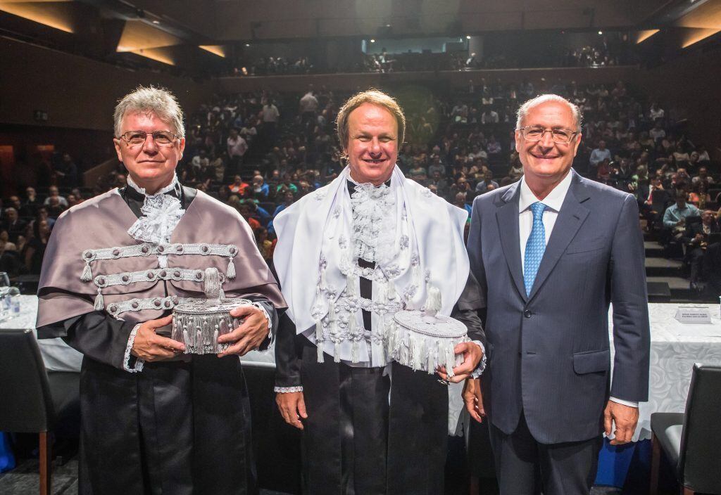 Reitor (ao meio) toma posse ao lado de Geraldo Alckmin