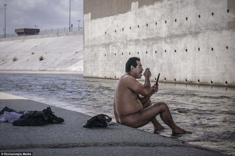 Por ironia, os desamparados vivem à sombra do famoso letreiro de Hollywood, capital do cinema mundial, onde o sonho acolhe muitas mazelas da realidade  