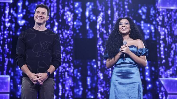 A criatividade é uma forte aliada do apresentador. Após a performance de Cláudia Nascimento, Faro não perdeu tempo e fez referência a um meme nacional muito conhecido na internet ao direcioná-la para o Top 3. "Senta lá, Claúdia", brincou, e ainda completou relevando que sempre quis dizer isso. 