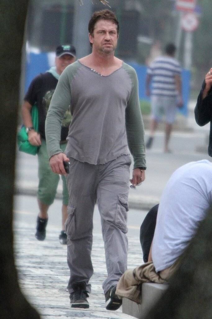 Gerard Butler caminha tranquilamente pela orla do Leblon