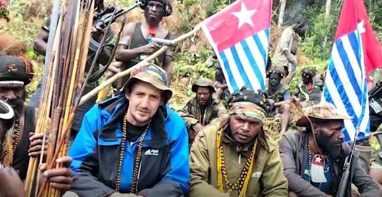 "Fui instruído a ler esta declaração: nenhum piloto estrangeiro tem permissão para trabalhar e voar em Papua até que Papua seja independente. Solicitam que as Nações Unidas façam a mediação entre Papua e Indonésia para conseguir a independência de Papua", diz.