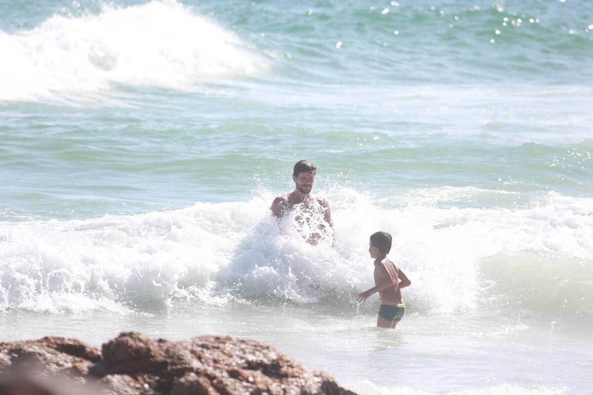 Sophie Charlotte e Daniel de Oliveira se divertem em praia com a família