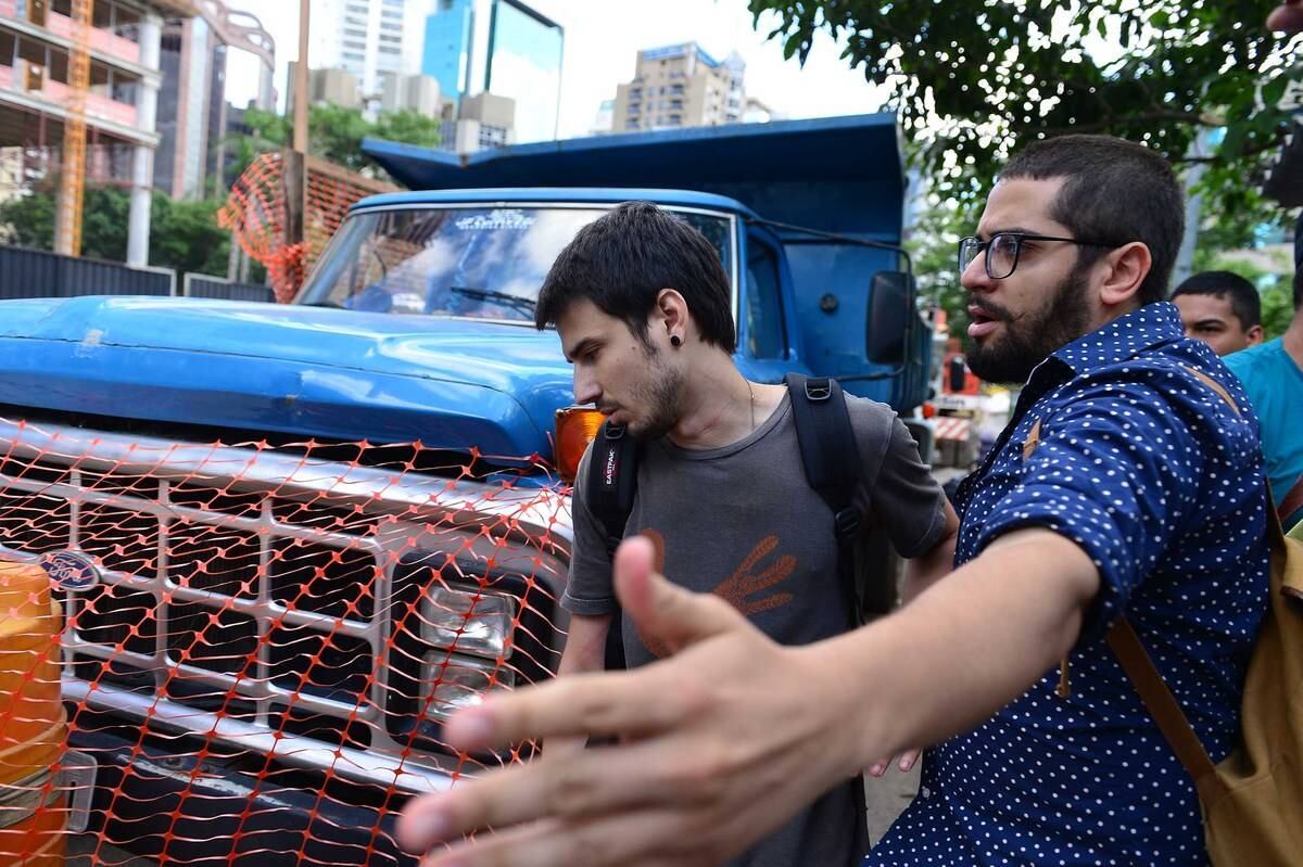 O momento foi marcado por discussão verbal, mas não houve agressão física, pois pessoas no local separaram os exaltados. O garoto se afastou escoltado pelos próprios manifestantes  