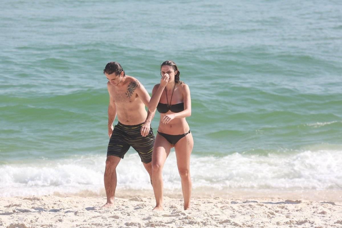 Rafa Brites e Felipe Andreoli curtem dia de sol em praia do Rio de Janeiro