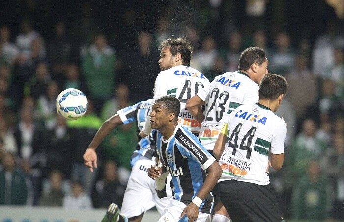 Grêmio e Coritiba vivem momentos diferentes no Brasileirão, mas entram com chances iguais na disputa das oitavas da Copa do Brasil. Apesar de ser o lanterna do Nacional, o Coxa já venceu o Tricolor pelo torneio e promete dar trabalho de novo