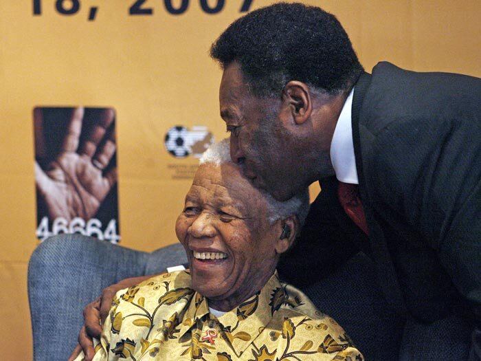 Uma das maiores influências do século 20, Nelson Mandela teve grande envolvimento também no esporte. Madiba, que morreu nesta quinta-feira (5) na África do Sul, sempre foi praticante de esportes e usou o rúgbi para acabar com a segregação racial no seu país.

Assim que soube da morte do ex-político, Pelé usou as redes sociais para postar uma foto emblemática. O Rei do Futebol disse que Mandela foi uma das maiores influências em sua vida.

— Hoje estou entristecido demais. Nelson Mandela foi uma das maiores influências na minha vida. Foi um herói para mim, um amigo e um companheiro na luta pelo povo e pela paz no mundo. Vamos todos nós continuar seu legado com propósito e paixão