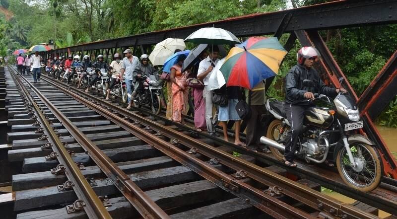 Pessoas afetadas por
enchentes no Sri Lanka atravessam uma ponte em Puwakpitiya, após as chuvas de
monções terem deixado um rastro de destruição nas áreas oeste, sul e central da
ilha. Pelo menos 18 pessoas morreram após as chuvas mais fortes que o comum
atingirem a ilha
