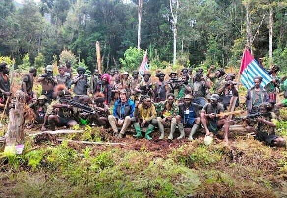 As autoridades militares indonésias disseram que a intervenção no caso está sendo difícil, porque os suspeitos se misturam com os moradores locais. De qualquer forma, eles continuarão tentando medidas persuasivas. Órgãos internacionais não se pronunciaram ainda.