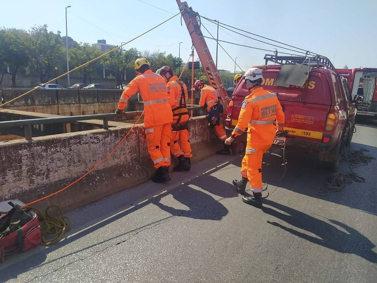 O resgate foi feito por militares do Corpo de Bombeiros que utilizaram cordas e escadas.