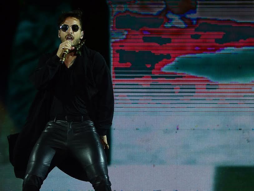 Ele se apresentou todo vestido de preto e levou o público à loucura