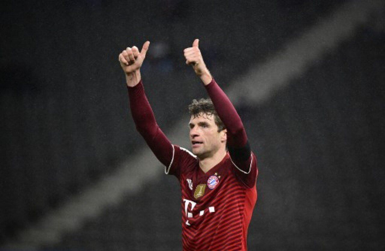 O Bayern de Munique foi avassalador no jogo de volta das oitavas da Champions League e venceu o RB Salzburg por 7 a 1, na última terça-feira (08), na Allianz Arena. No jogo, o ídolo Thomas Müller marcou duas vezes para os Bávaros. Os gols fizeram o alemão ultrapassar o francês Thierry Henry na artilharia geral da Liga dos Campeões. Confira a seguir, em ordem crescente, os 10 jogadores que mais fizeram gols na história da competição!