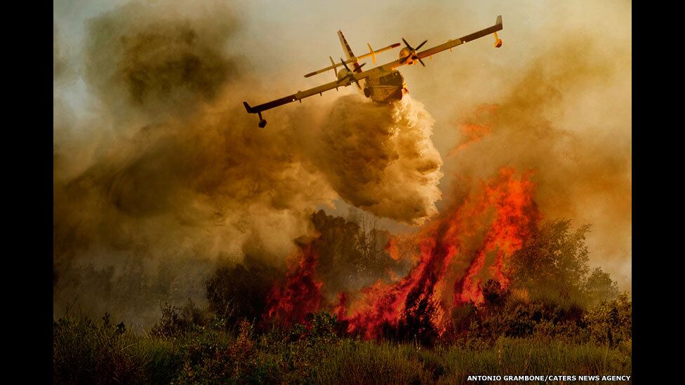 As
florestas do Parque Nacional de Cilento e do Vallo di Diano, em Salerno, na
Itália, têm paisagens deslumbrantes. Situada bem próxima ao Mar Mediterrâneo, a
região turística fica a 267 km de Roma.
Mas no
pico do verão, quando as altas temperaturas se combinam à falta de chuvas, a
região fica sob forte risco de incêndio.
Os
momentos dramáticos da luta contra as chamas, mostradas nessa galeria de fotos,
são capturados pelo fotógrafo italiano Antonio Grambone.
As informações são da BBC Brasil