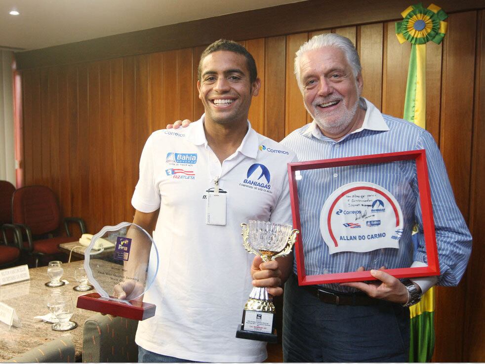 Atleta e Governador exibem troféus conquistados na China