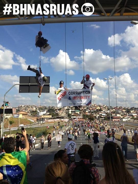 Pessoas fazem rapel na av. Antônio Carlos e carregam placas com palavras contra a corrupção, em apoio ao protesto. 