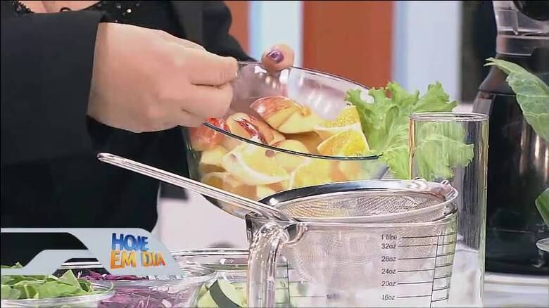 - Uma folha de alface 

- Uma laranja com a entrecasca (parte branca) que dá saciedade 

- Uma maçã 

- Água 

- Meio pepino com casca (lavar bem para tirar os agrotóxicos) 