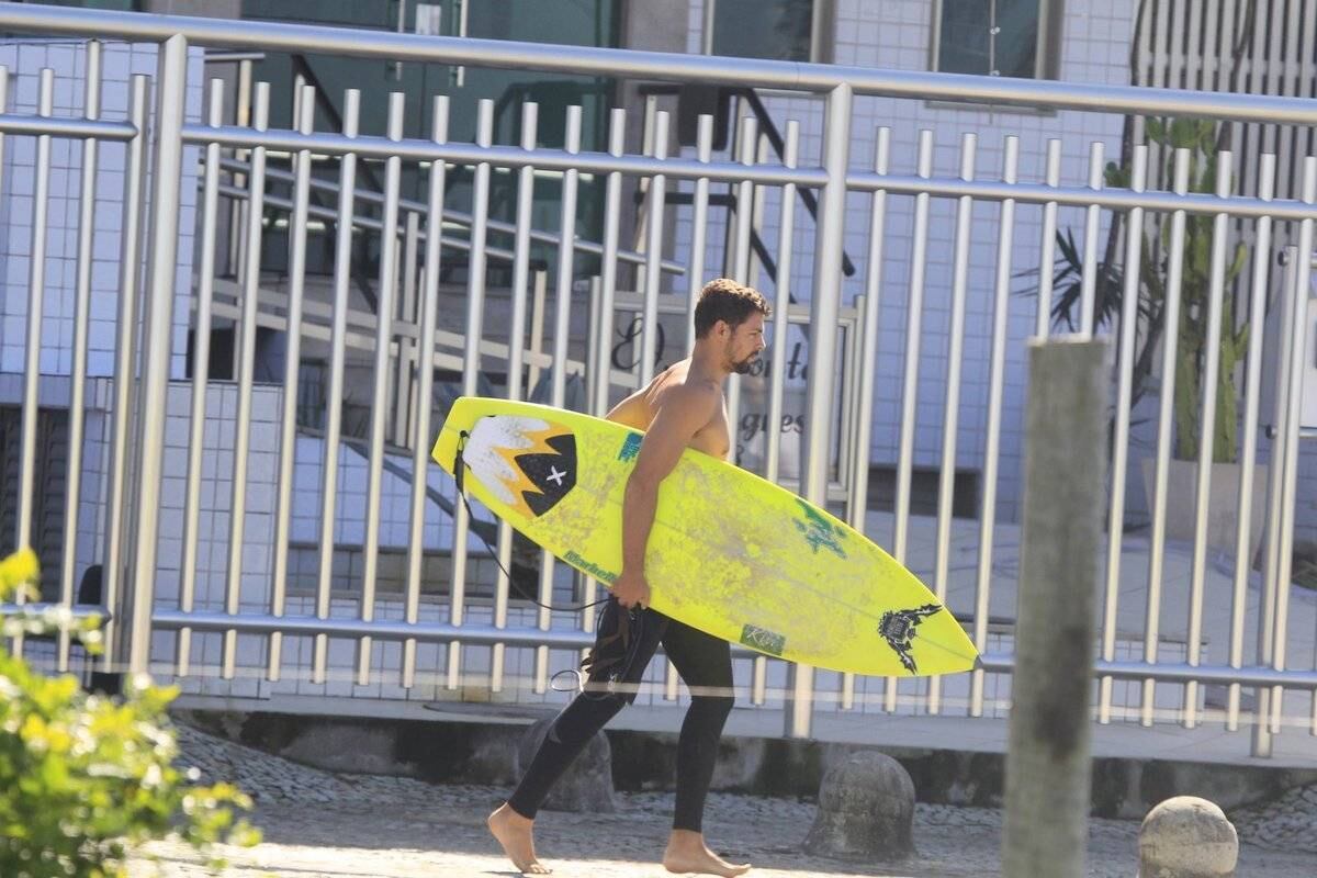 Cauã Reymond é fotografado em dia de surfe no Rio