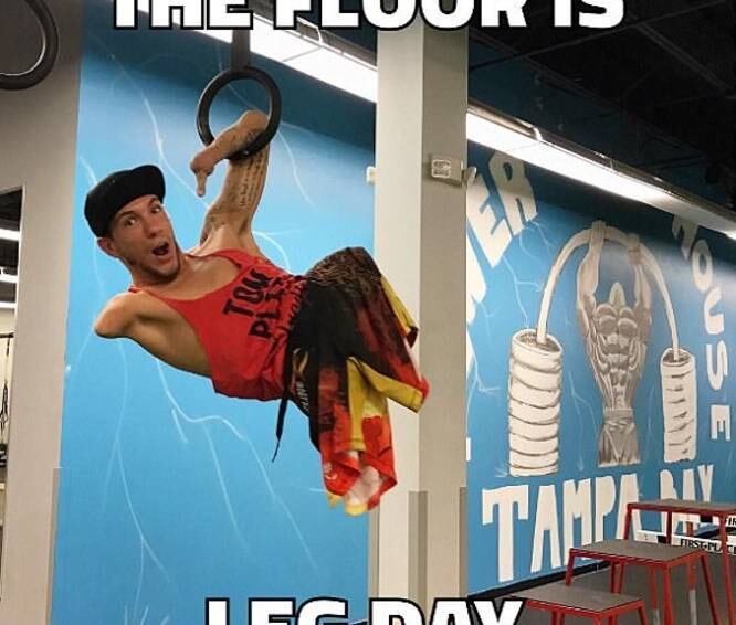 — Eu recebi minha notoriedade na internet cedo dos meus vídeos, e decidi que queria me tornar um modelo de fitness, palestrante motivacional e um construtor de corpo