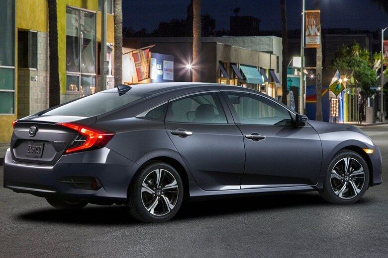 A marca registrada desta nova geração do Honda Civic serão as lanternas em formato de bumerangues, estilo que veio do conceito mostrado em abril passado, no Salão de Nova Iorque. Outra característica do sedã será o teto que se prolonga até a tampa traseira, conferindo silhueta esportiva, que lembra os cupês de quatro portas