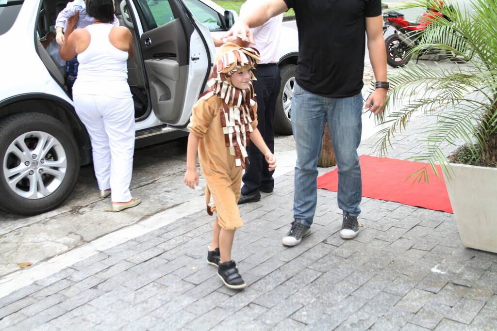 Vestido de Rei Leão, Noah reuniu os amiguinhos nesta quarta-feira (18)