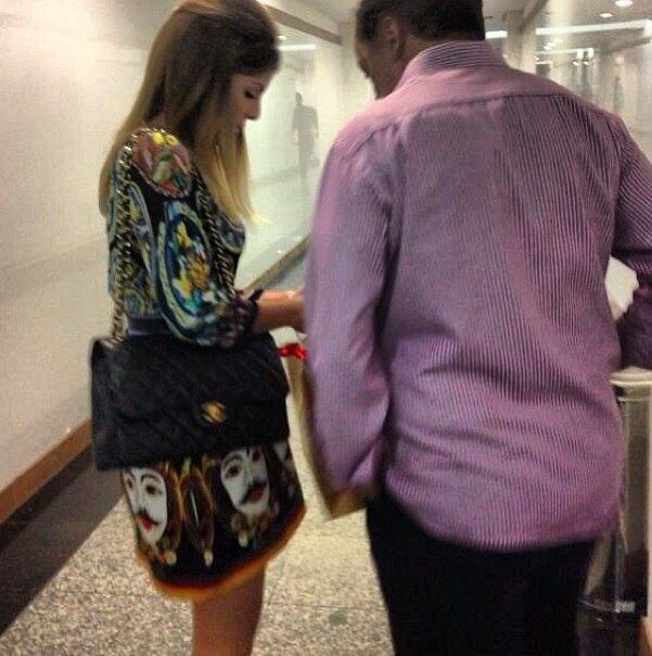 Mas não é só Cachoeira que faz declarações de amor para a mulher. Andressa também faz questão de mostrar o quanto é apaixonada pelo bicheiro. Ela compartilha várias fotos com o marido, sempre elogiando as qualidades do marido. Na legenda da foto ao lado, por exemplo, Andressa disse: "Love...#life"