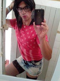 Ele conta que sempre gostou de se vestir de mulher, mas, somente após o fim do casamento, ele passou a investir na compra de roupas, acessórios e calçados femininos, além de maquiagens e até perucas