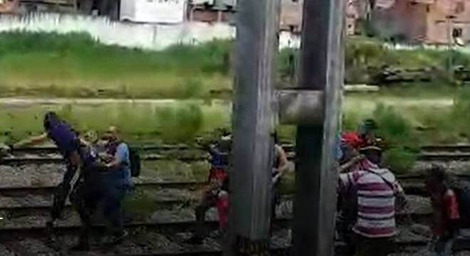 Seguranças foram agredidos por cerca de 30 ambulantes