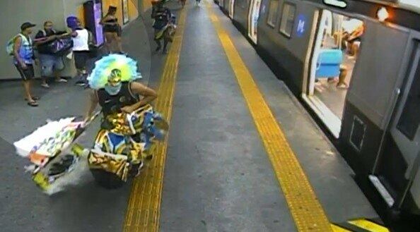 Grupos praticaram uma série de assaltos na saída das estações
