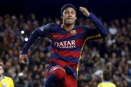 Neymar usa faixa na cabeça durante jogo