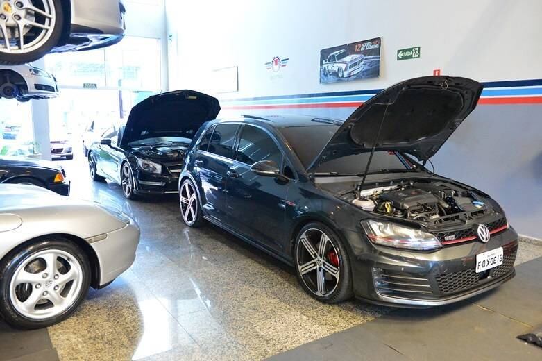 Outro modelo presente no dia em que a nossa reportagem foi à oficina é este Golf GTI. Bastante popular no meio dos "customizadores", este hacth traz 220 cv originais de fábrica
