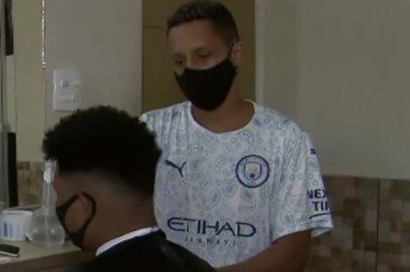 Geivison corta cabelo em troca de doações
