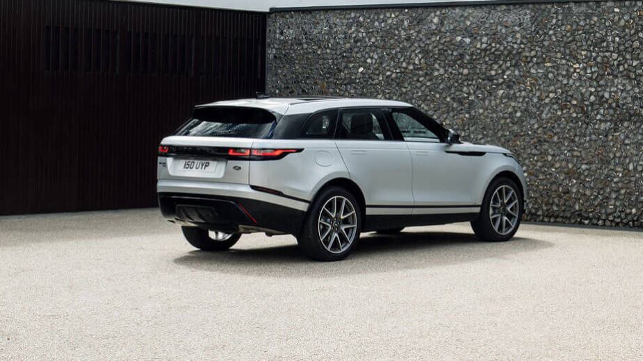 Na parte externa do Velar pouca coisa mudou. As rodas aro 22” tem novo desenho com acabamento diamantado como opcional
