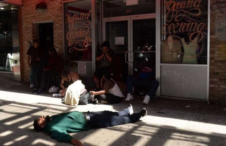 O prefeito de Nova York, Bill de Blasio, assinou em outubro uma lei que torna crime a venda ou produção de K2, com pena de até um ano de prisão e multas no total de R$ 181.600,00




Conheça o R7 Play e assista a todos os programas da Record
na íntegra!

 
