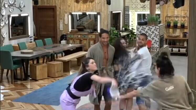 Não foi só na atual temporada que Nadja causou! Em A Fazenda 10, deu início a uma guerra d'água contra Gabi Prado, responsável por molhar toda a sala. A briga começou com o disparo de apenas algumas gotinhas, mas evoluiu para um balde cheio d'água que aguardou pacientemente a ex-paioleira sair do banheiro