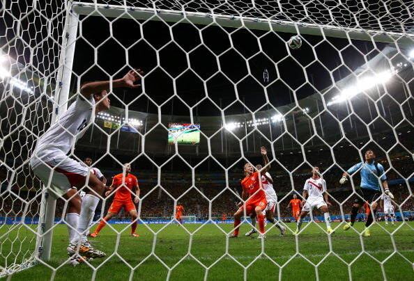 A seleção Holandesa pressionou a Costa Rica durante os 90 minutos da partida, os trinta minutos da prorrogação, mas não conseguiu marcar nenhum golzinho e o jogo foi para os pênaltis!