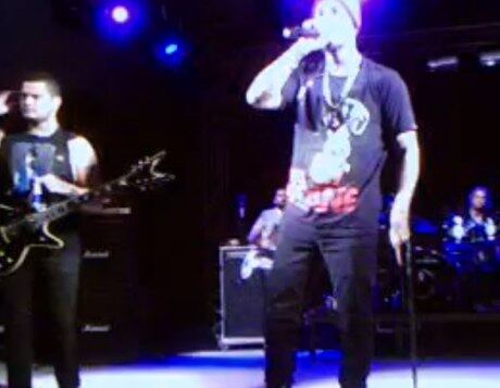 Tico Santa Cruz reclamou da organização do show