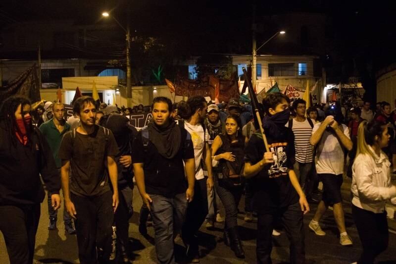 Diversos protestos
contra a Copa do Mundo tomaram as ruas de pelo menos oito capitais do Brasil,
na quinta-feira (15). Em São Paulo e Brasília, os manifestantes
entraram em confronto com a Polícia Militar. Houve feridos e depredação a
estabelecimentos comerciais. Em Fortaleza, ocorreram 17 prisões. Já em Salvador
e Porto Alegre, poucas pessoas aderiram às manifestações por conta do tempo
chuvoso
